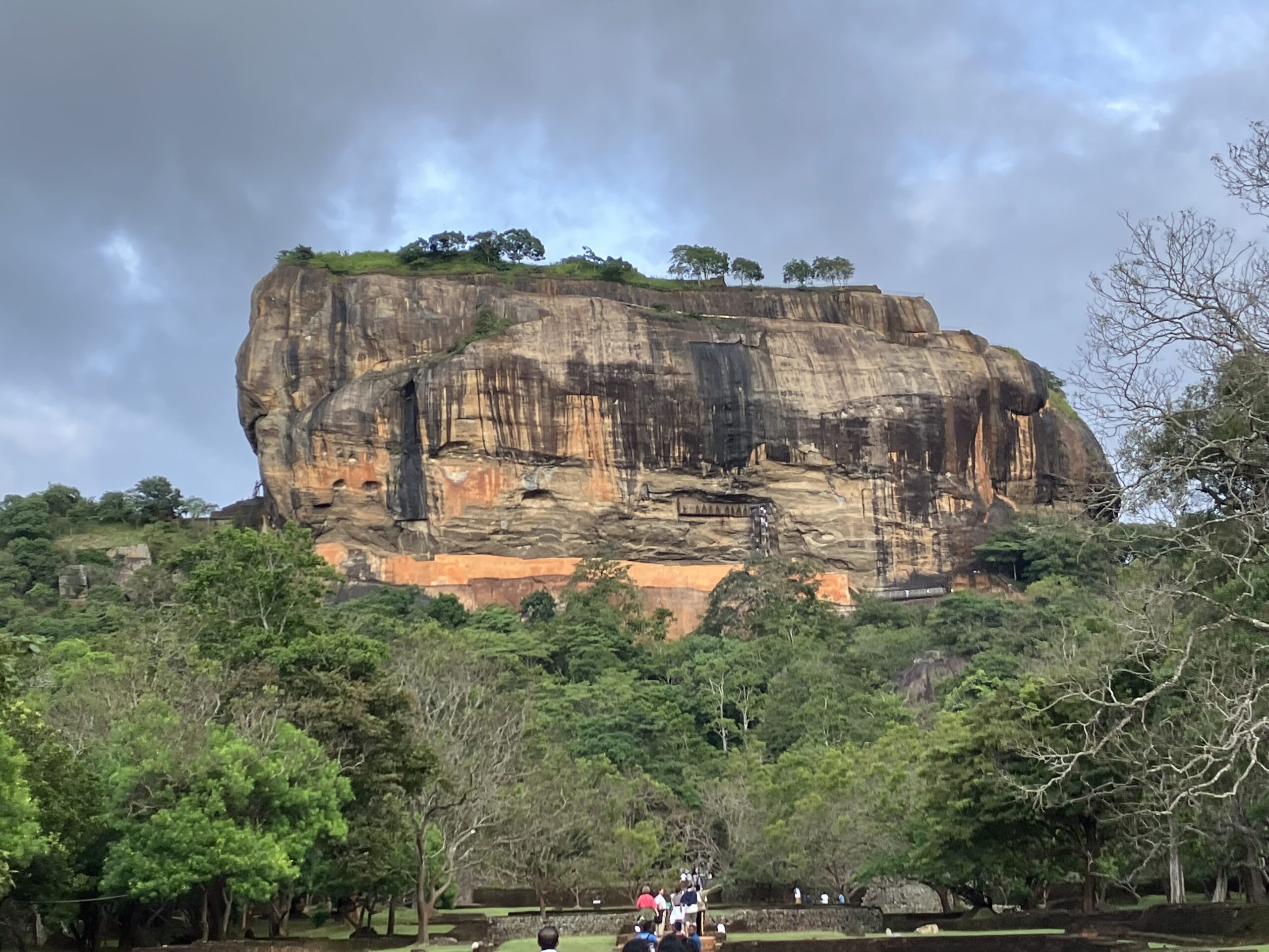 シギリヤロック。スリランカの世界遺産である岩山の登頂風景（2025年3月撮影）