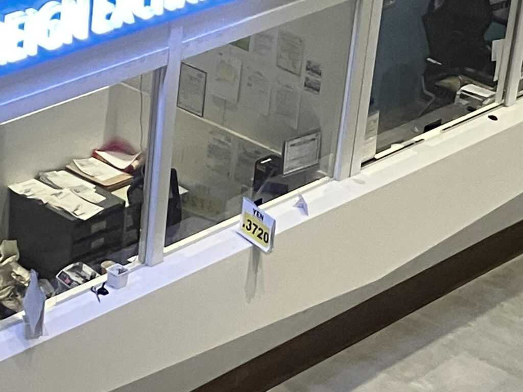 クラーク国際空港到着ロビーにある両替所の為替レート表示