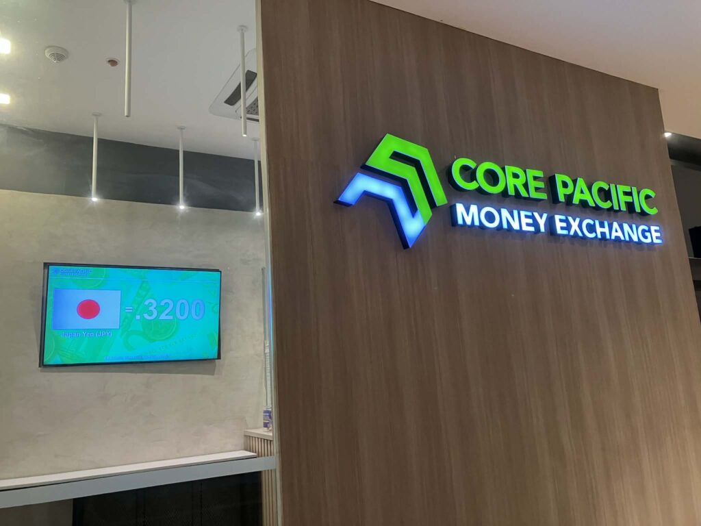 Core Pacific Money Exchangeの店内と電子レート表示（Clark Cirymall)