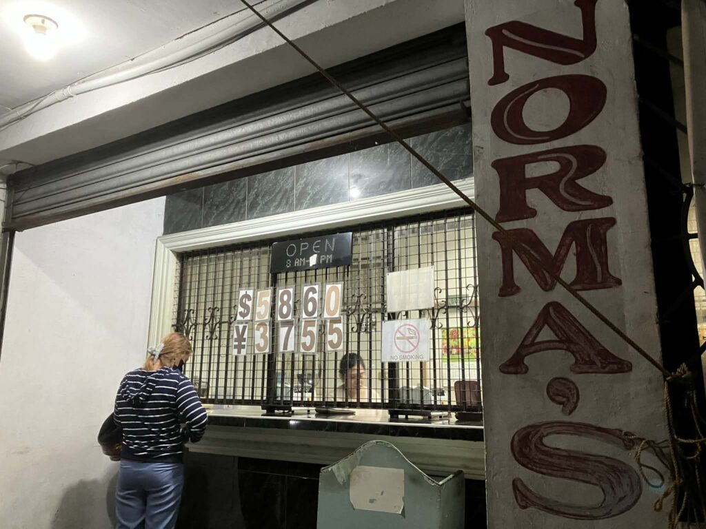 Norma’s Foreign Exchangeの両替窓口とUSD・JPYの掲示レート