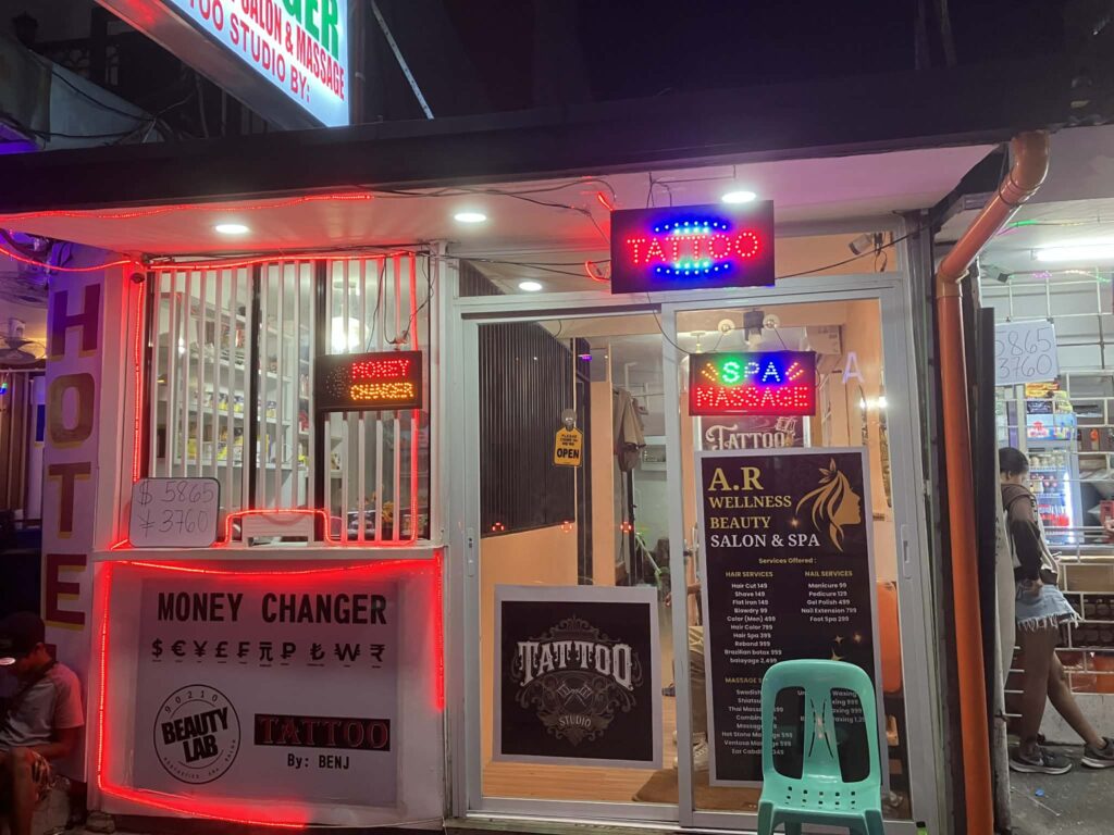 アンヘレス・Red Street内にある両替所の外観と掲示レート（2025年12月実測）