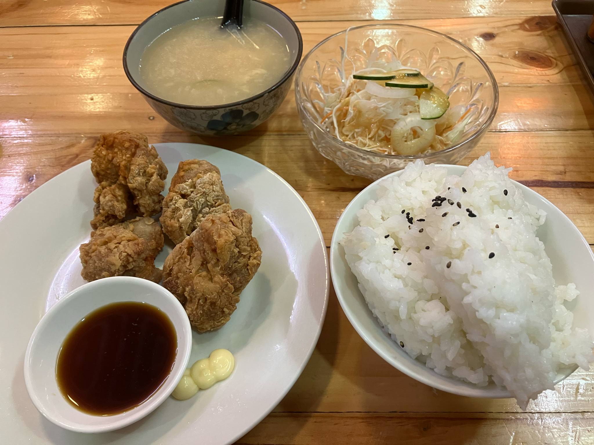 アンヘレスの日本食レストラン「Mr Tanaka」の唐揚げ定食。ボリューム感が魅力の一品