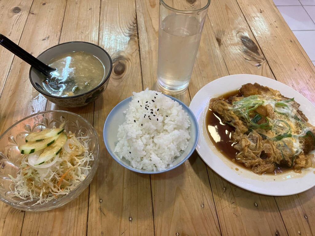 アンヘレス「Mr Tanaka」で食べられるカツ煮定食（ご飯・サラダ・スープ付き）
