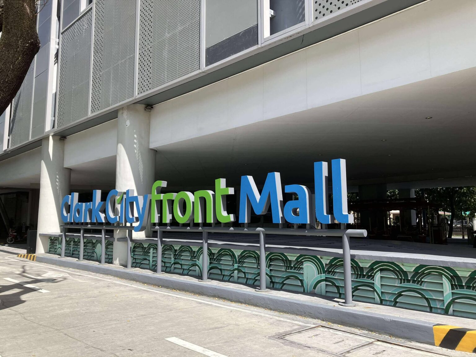 Clark Cityfront Mallの外観とエントランス看板