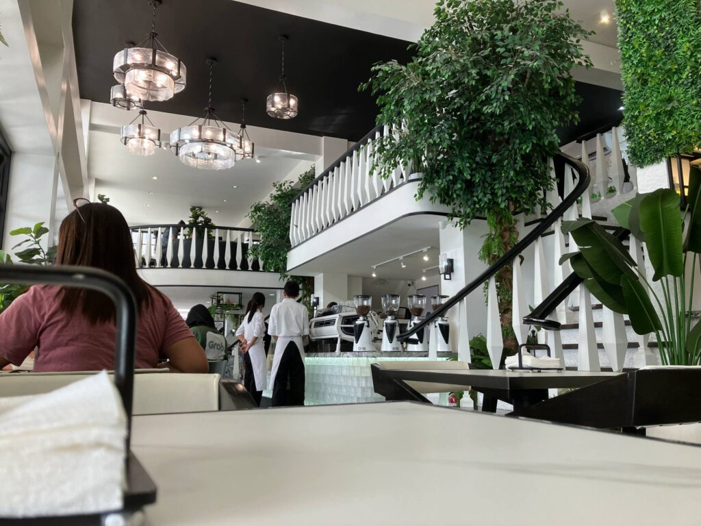 アンヘレスThe Coffee Lab & Loungeの店内。Wi-Fiが利用可能でノマド作業にも向いている