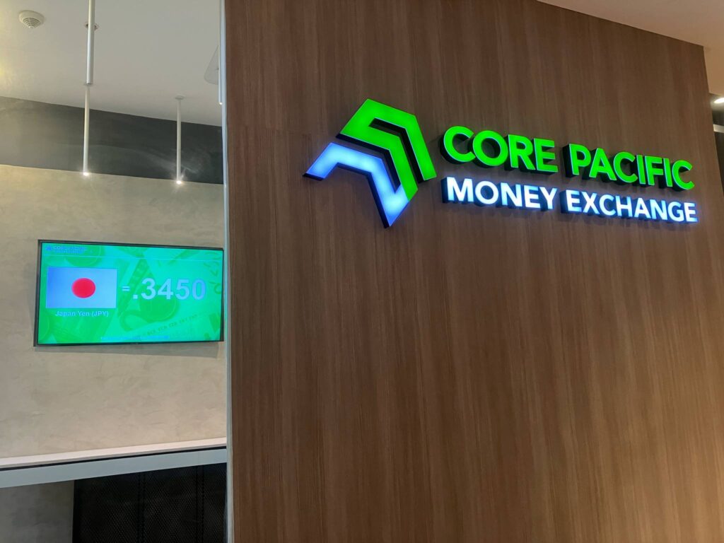 Core Pacificの店舗外観と掲示されている日本円→ペソの両替レート(3,450)