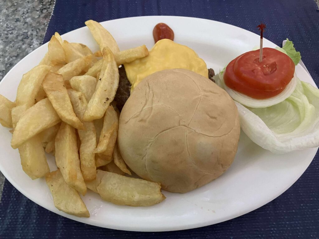 マルガリータステーションのチーズバーガーセット（フライドポテト付き）