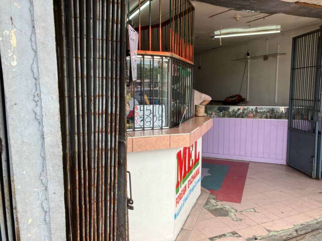MEL両替所の店頭写真とレート掲示(1万円=3,825ペソ、100ドル=5,510ペソ)
