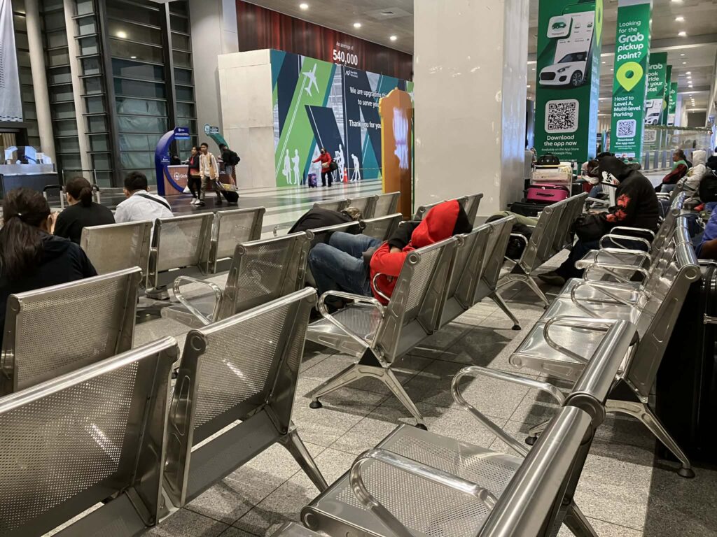 NAIAターミナル3の1階到着フロアに並ぶベンチと休憩スペース