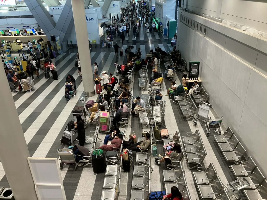 NAIAターミナル3の3階出発エリアにあるベンチと休憩スペース