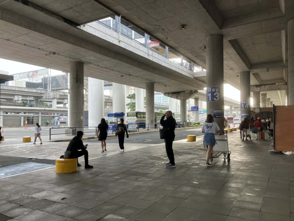 マニラ空港NAIAターミナル3のP2Pバス乗り場（Bay13付近、クラーク・アンヘレス行き）