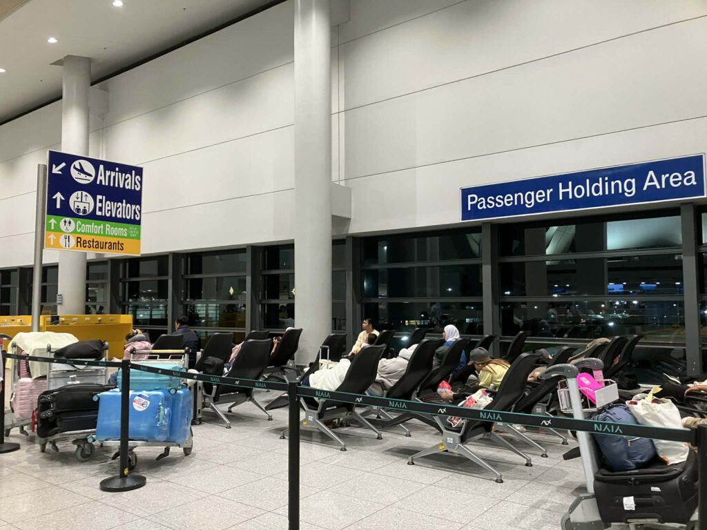 NAIAターミナル3出発フロアのPassenger Holding Areaにあるリクライニングチェア