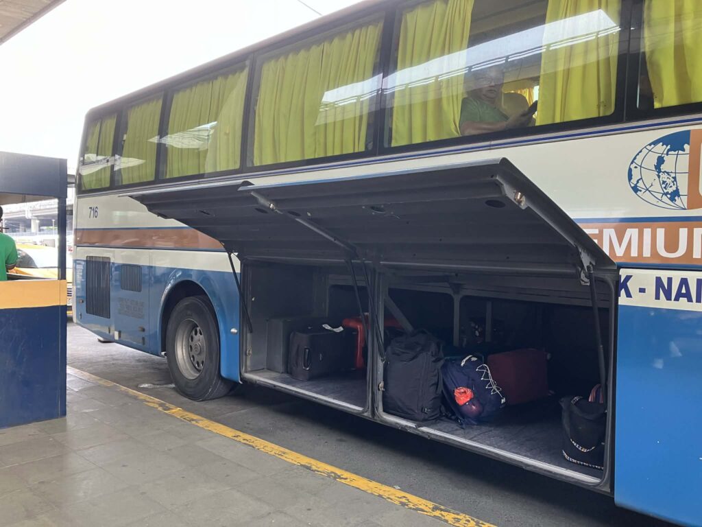 NAIA発クラーク行きP2Pバスのトランクに荷物を積み込む様子