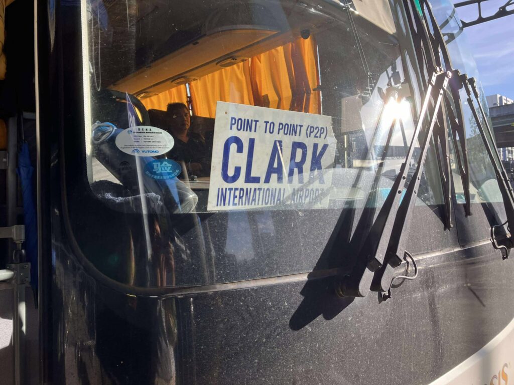 CLARK行きP2Pバスのフロント部分、出発直前の様子
