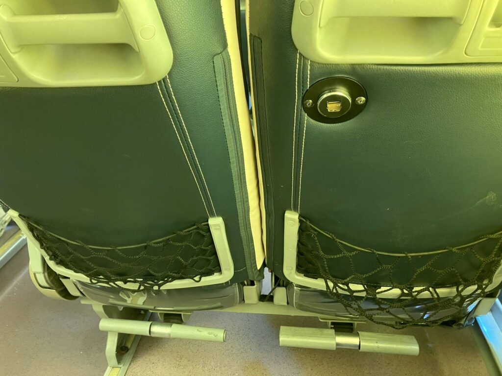 SMクラーク発TRINOMA行きP2Pバスの座席背面にある壊れたUSB差込口