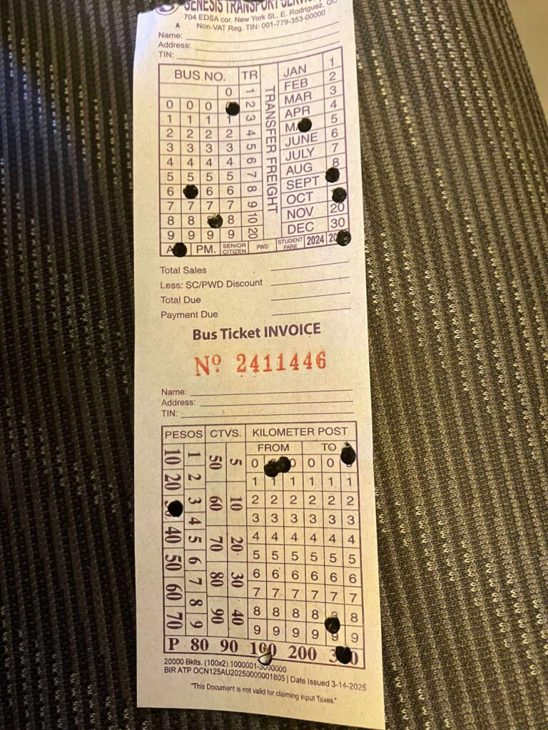 P2Pバス乗車時に配布される紙のチケット。運賃や日付が記載されている。