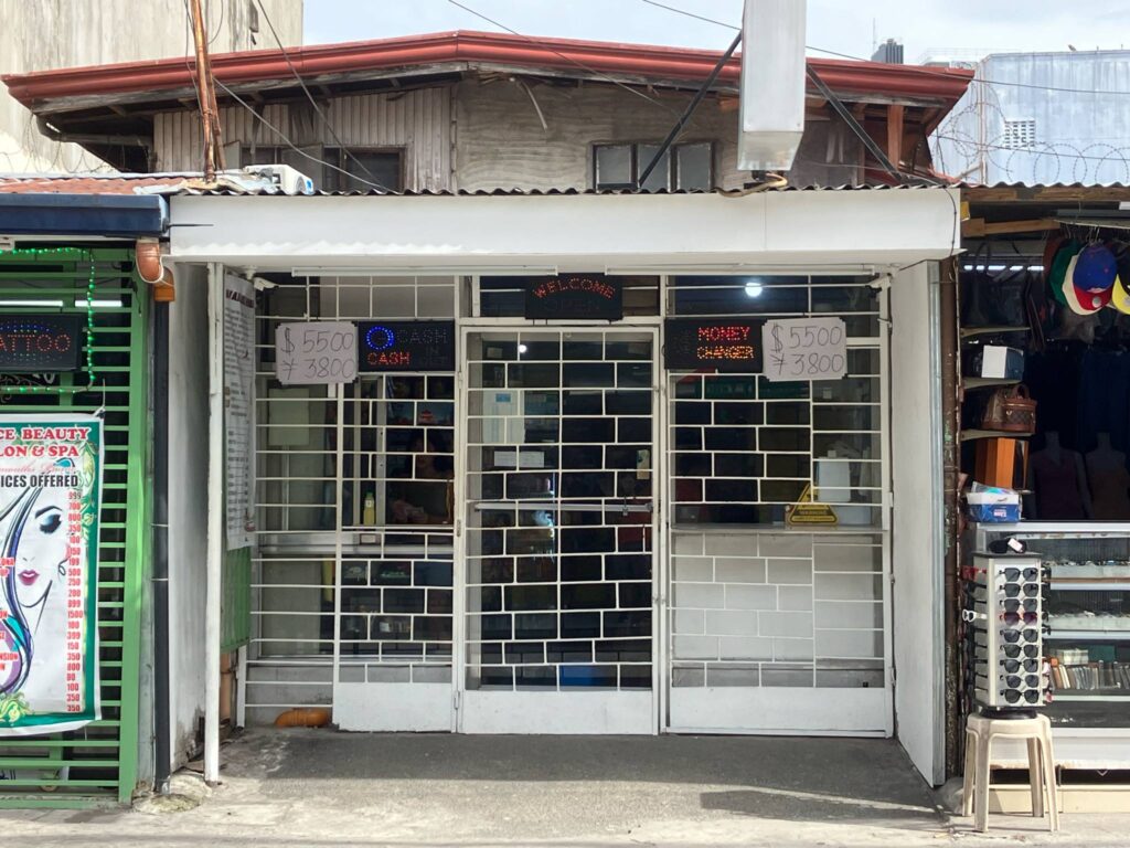Red Street中間地点にある両替所の正面。日本円=3,800、ドル=5,500の表示あり