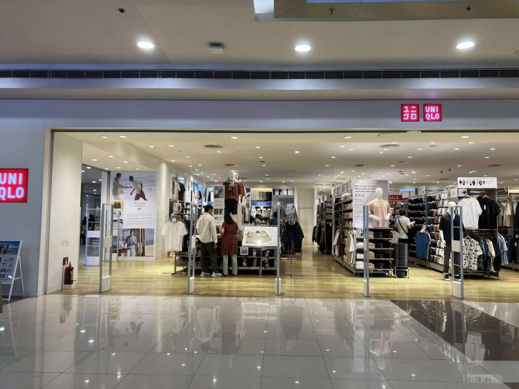 SMクラークで営業するユニクロの店内と外観