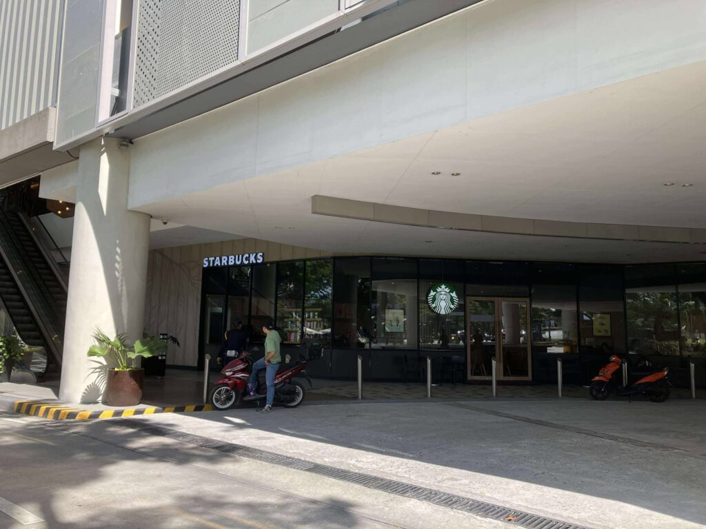 Clark Cityfront Mallにオープンしたスターバックスの外観