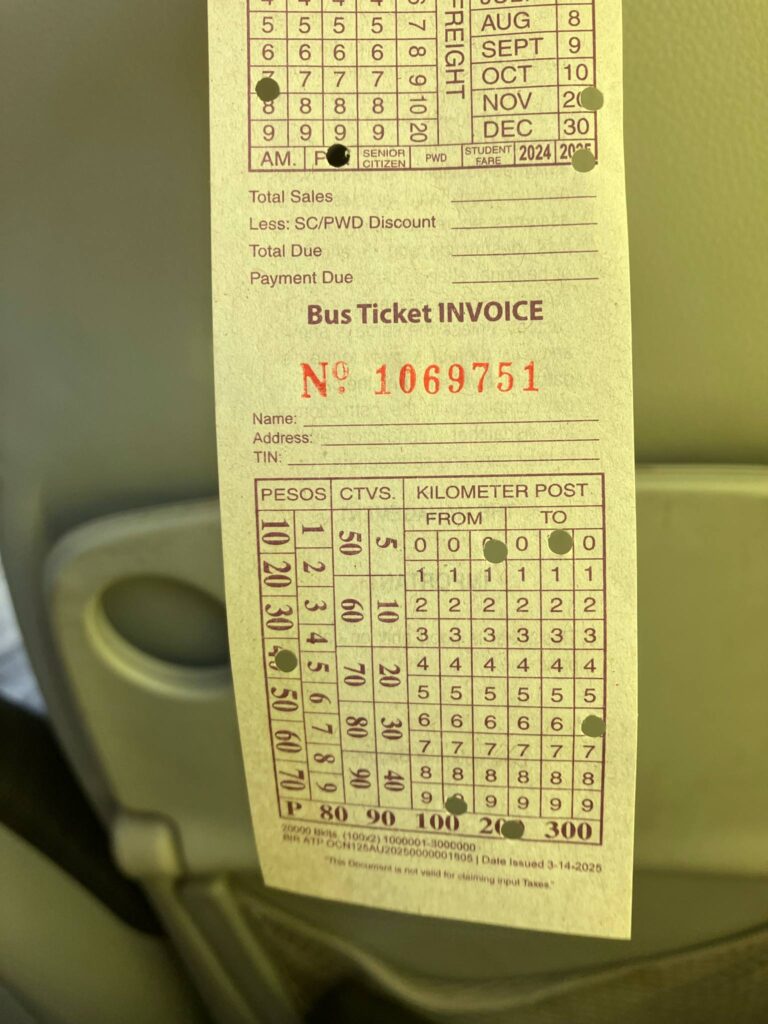 TRINOMA行きP2Pバスの車内で受け取る紙チケット