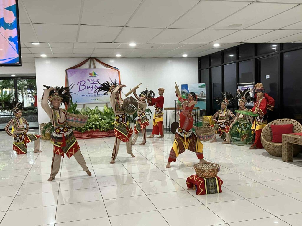 バンカシ空港で披露される民族舞踊の歓迎ショー