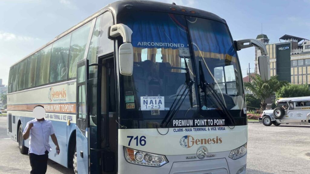 Genesis社のNAIA行きP2Pバス。正面にNAIA行きの表示あり