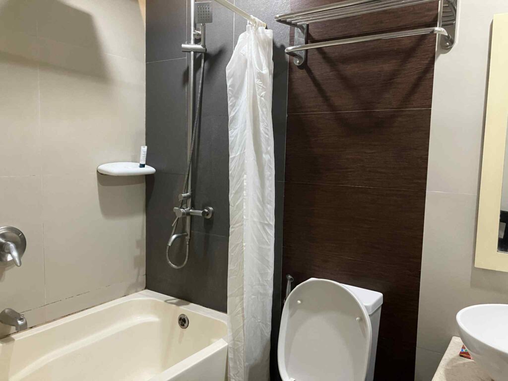Eurotel Hotel Angelesのバスルーム。バスタブとシャワーが付いた3点ユニット式