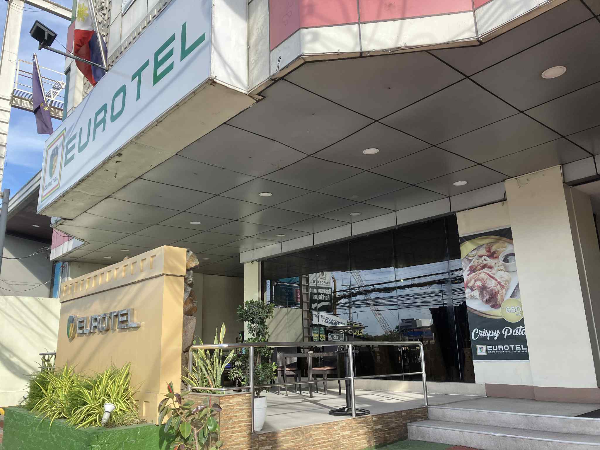 Eurotel Hotel Angelesの正面入口。大通り沿いでアクセスが便利な立地