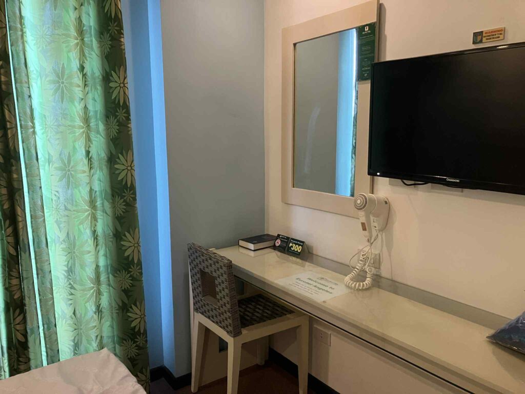 Eurotel Hotel Angelesの部屋。作業机とテレビ、備え付けドライヤー付き