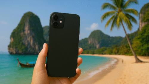 東南アジアのビーチで楽天モバイルのスマホを利用しているイメージ