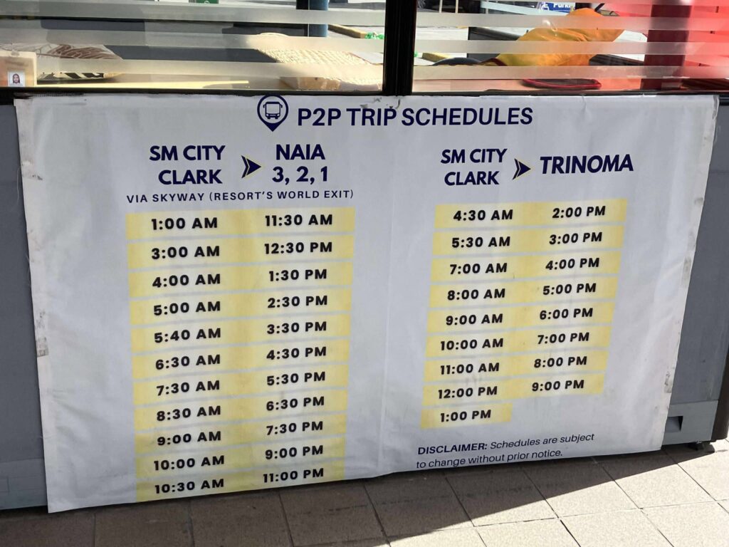 SMクラークのP2Pバス時刻表。NAIA行きとTRINOMA行きの運行時間
