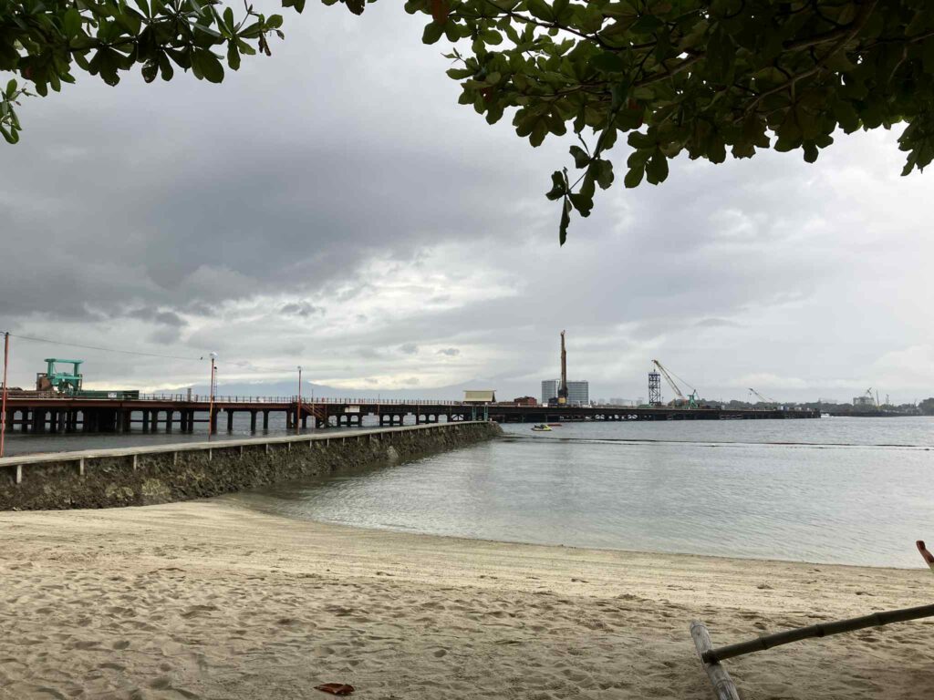 パラダイスアイランド側から見えるサマル島-ダバオ橋の建設現場