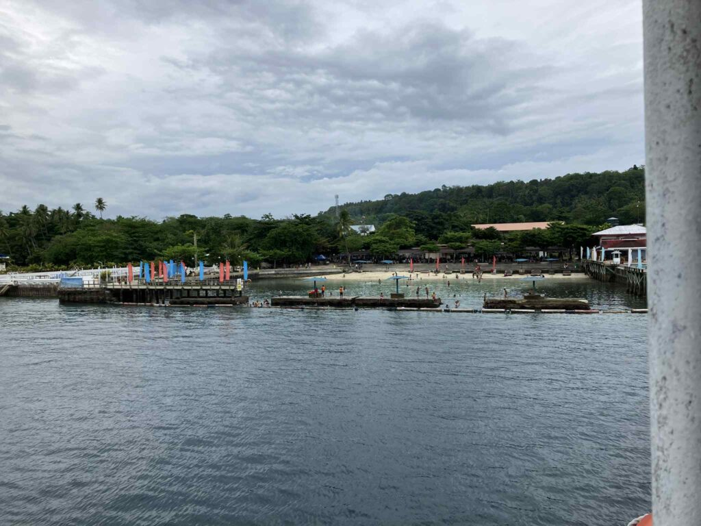 サマル島フェリーターミナル横のビーチ。到着直後から海水浴が楽しめる