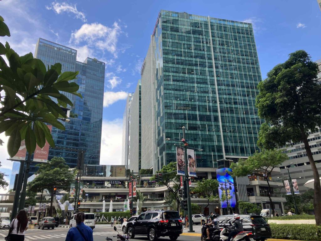 マニラ・BGCにある高級ショッピングモール「UPTOWN Mall」外観