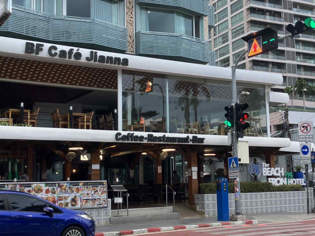 パタヤビーチ北側の「BF Café Jianna」の外観。The Beach Front Hotelの1階にあり、オープンエアの開放的なカフェレストラン