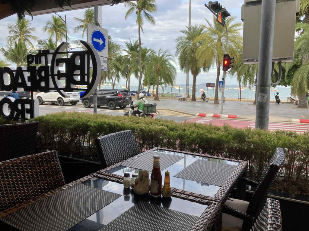 パタヤビーチ沿いのBF Café Jiannaのテラス席から見た朝の風景。海を眺めながら静かに朝食を楽しめるカフェ。

