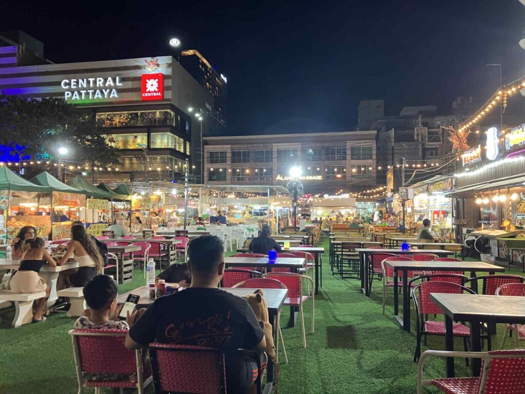 パタヤ中心部セントラルパタヤの隣に広がる Central Market Pattaya の夜景、屋台とテーブル席が並ぶ観光客向けナイトマーケット