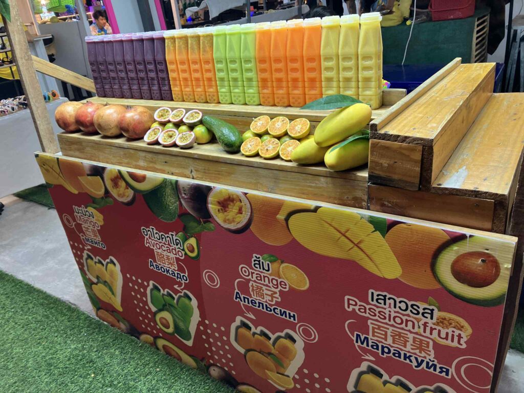 トロピカルフルーツを絞って飲める屋台の売り場。マンゴー、アボカド、オレンジ、パッションフルーツなど