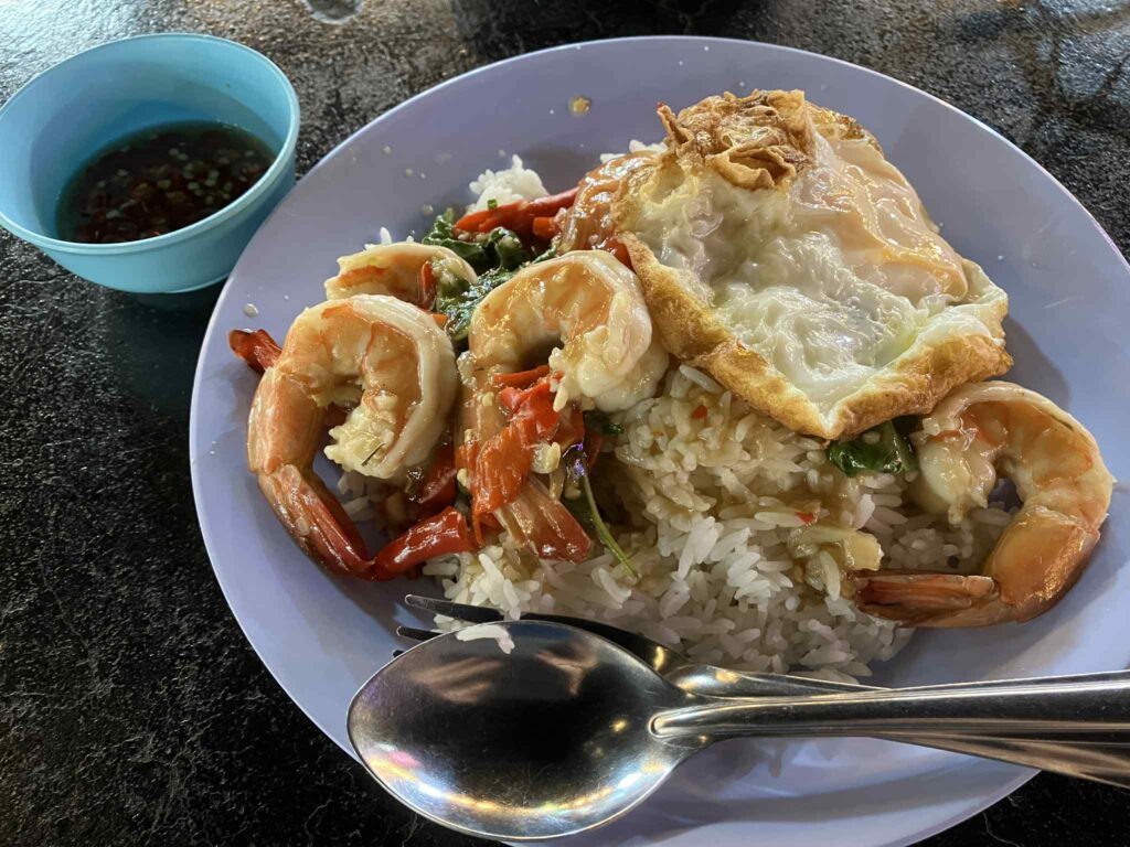 パタヤのCENTRAL MARKETで注文したエビのガパオ炒めご飯（カオパッド・クン・ガパオカイダーオ）。揚げ卵付きでボリューム満点。