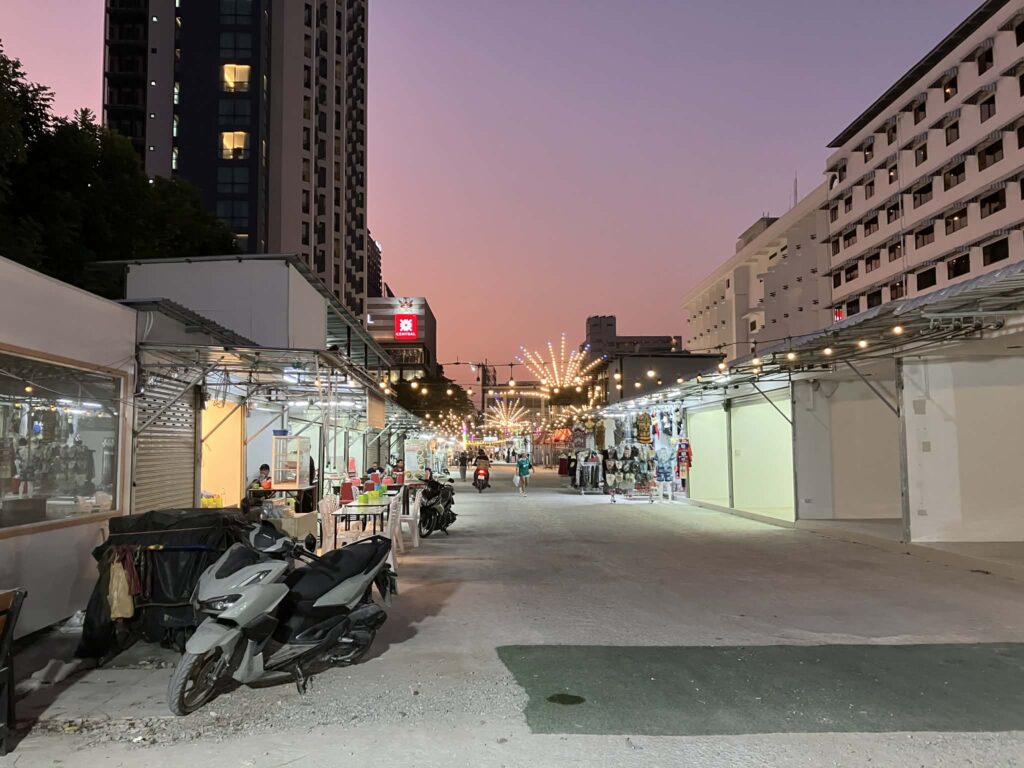 夕暮れ時のCENTRAL MARKET奥側エリア。まだ人が少なく、開店準備中の店舗が並ぶ通路 