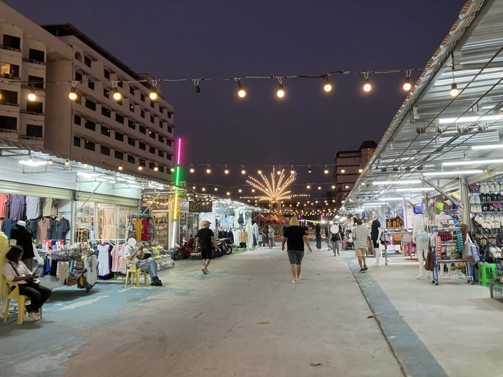 夜のCENTRAL MARKET奥側通路。衣服や雑貨の店舗が並び、人通りも増えてきた様子 