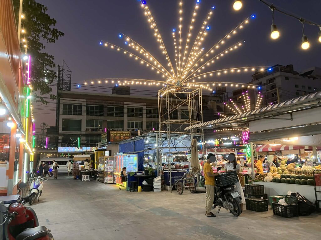 夜のCENTRAL MARKET Pattayaの通路と屋台の様子。ライトアップされた屋台街が広がる 