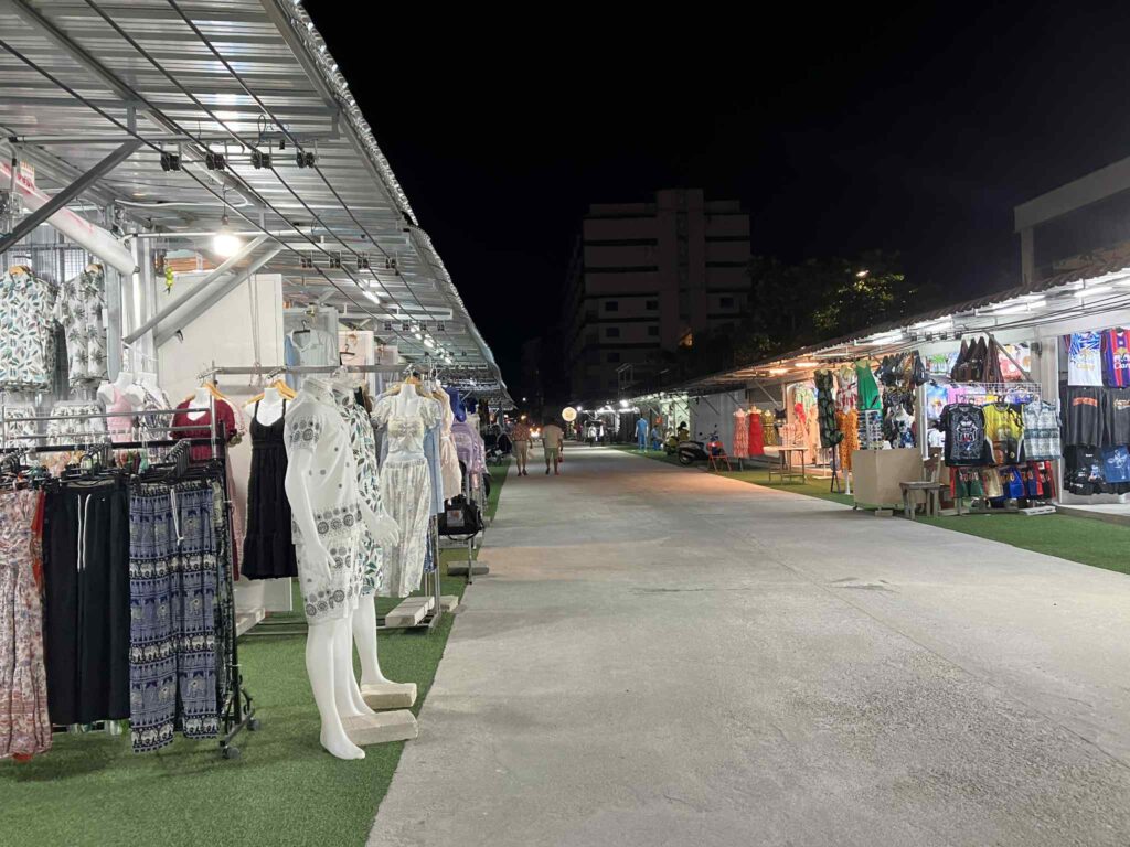 パタヤのCENTRAL MARKET奥側に並ぶ衣料品店と雑貨店の様子。新しくオープンした店舗が少しずつ増えてきている。