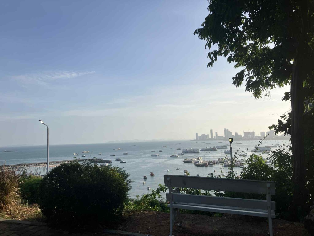 プラタムナックヒルからパタヤ湾の景色。手前にはベンチがあり映える景色になっている