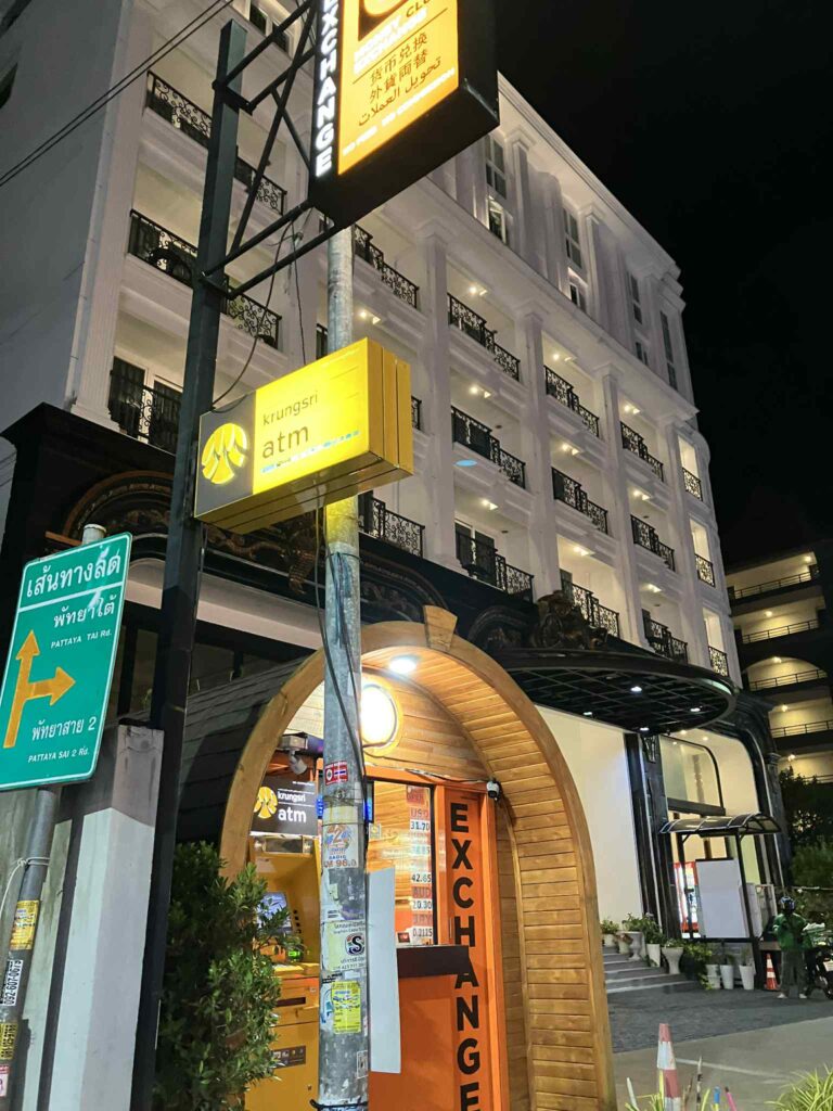 Dubua Hotel前(ソイブーメラン)の両替所