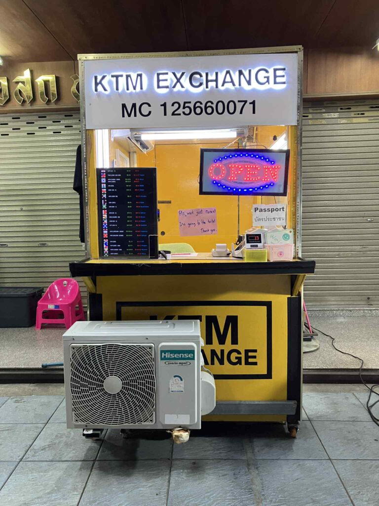 パタヤのワットチャイモンコン向かいにある両替所