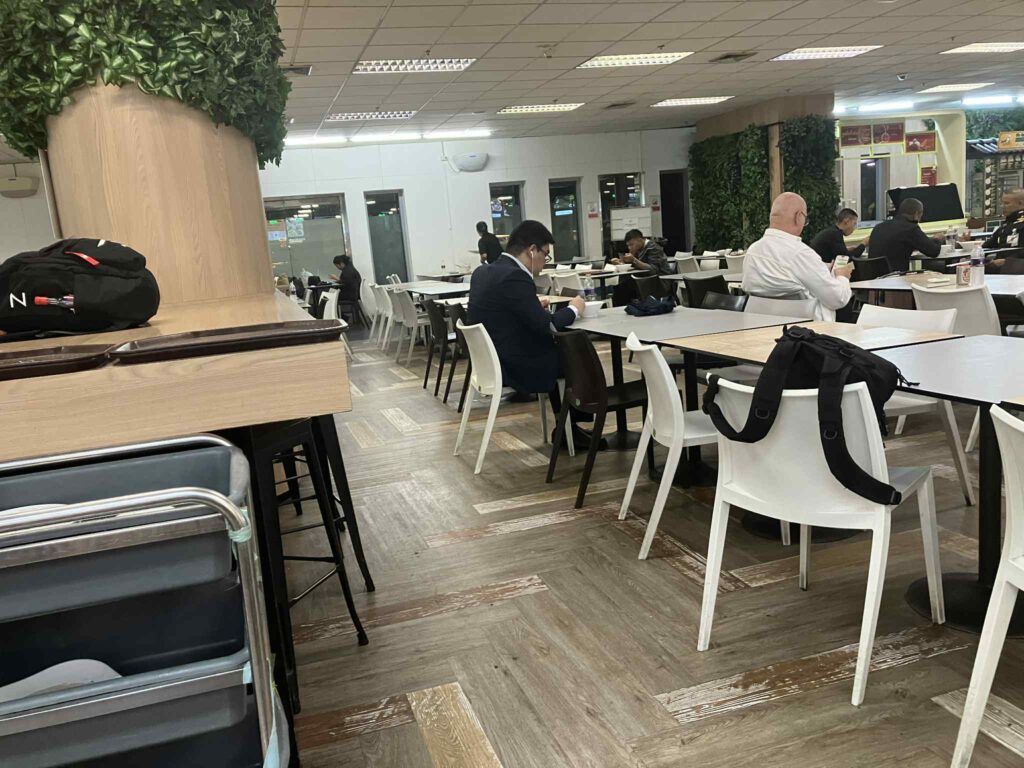 午前6時の落ち着いた雰囲気のフードコート