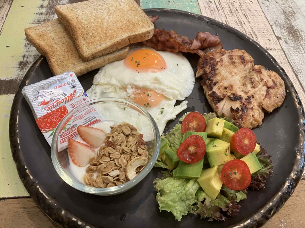 Jasmin’s Breakfast(グリルチキン、目玉焼き、アボカドサラダ、ヨーグルト)