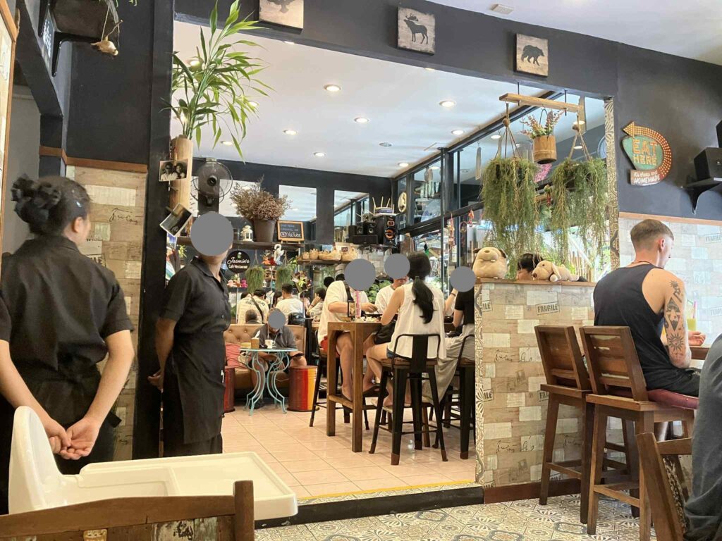Jasmin’s Cafeの店内の様子(混雑するランチタイム)
