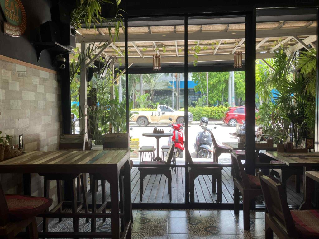 Jasmin’s Cafe店内から外方向を望む